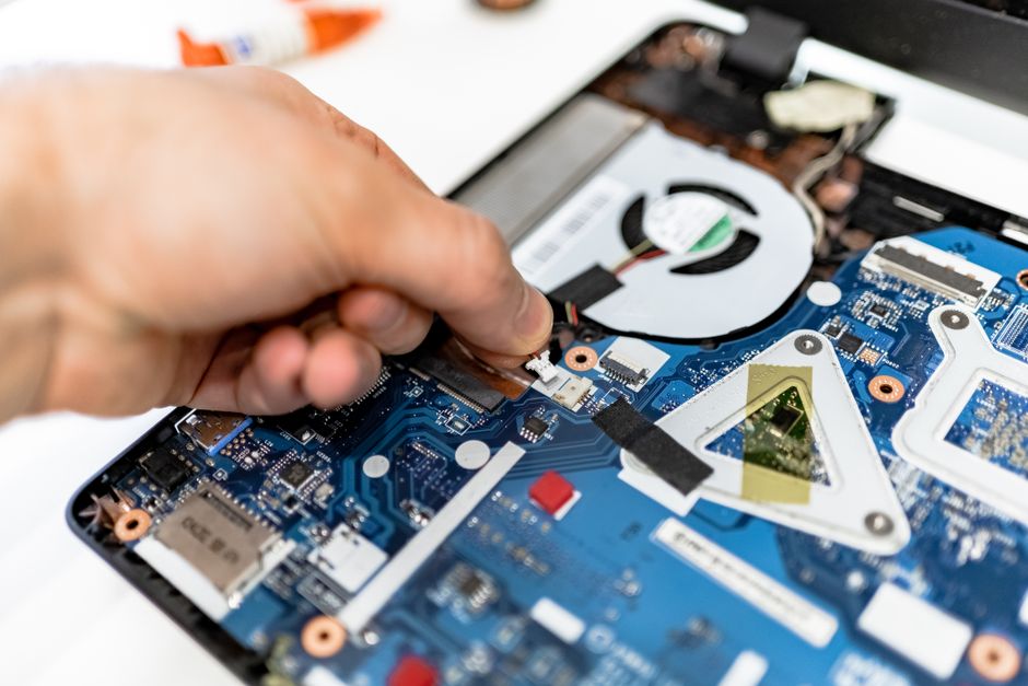 Technik opravuje notebook v servise PC Servis Pro